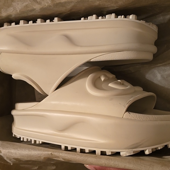 Authentic Gucci Sandals - Picture 9 of 12